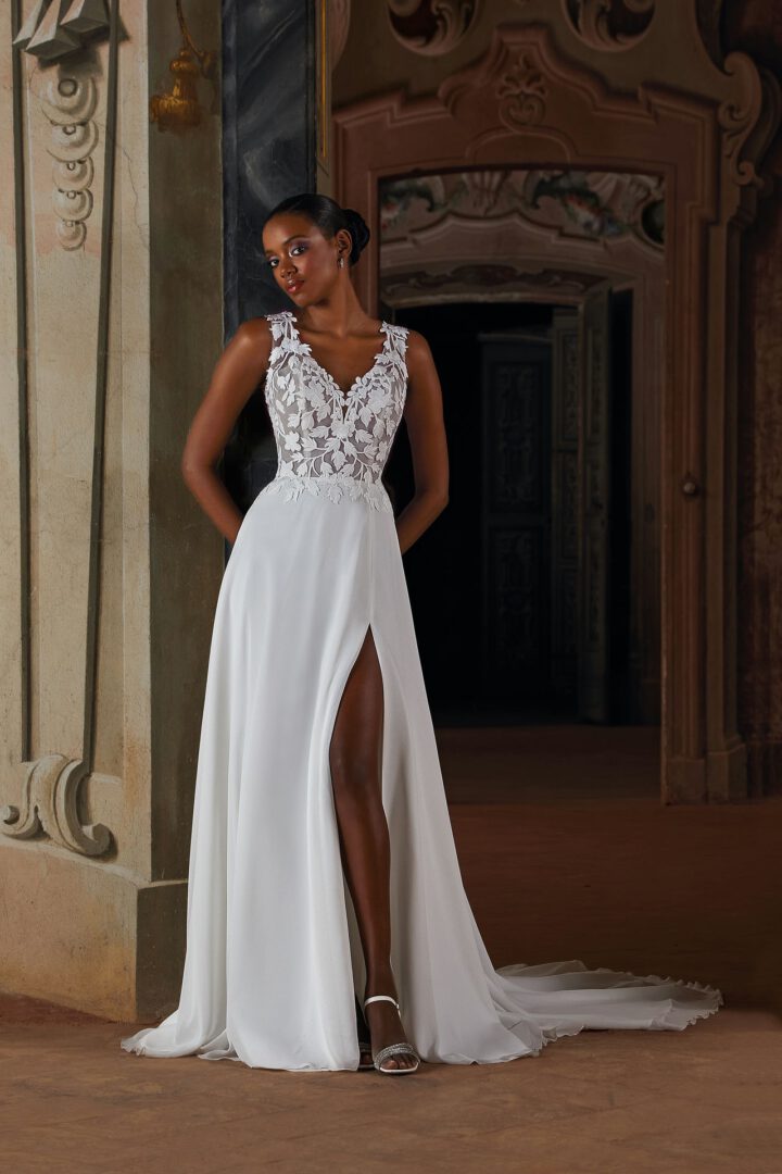 Cosmobella 8207 chiffon trouwjurk met kanten V-hals en split
