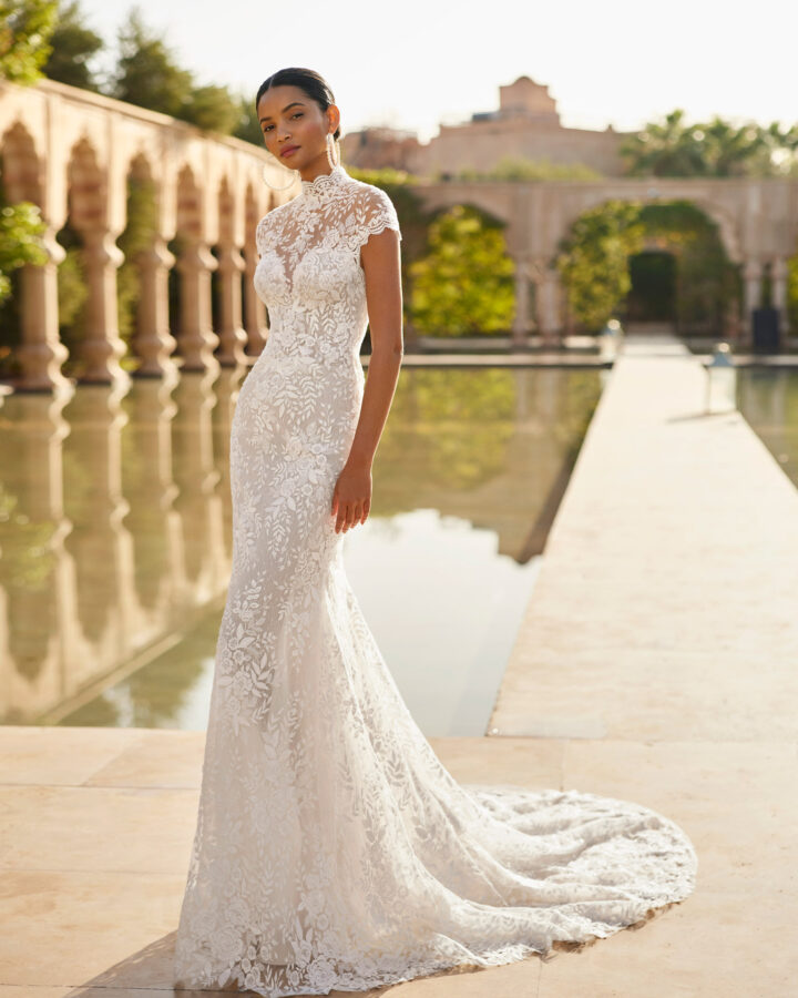 Rosa Clará Oliver fit and flare trouwjurk met hooggesloten kanten halslijn