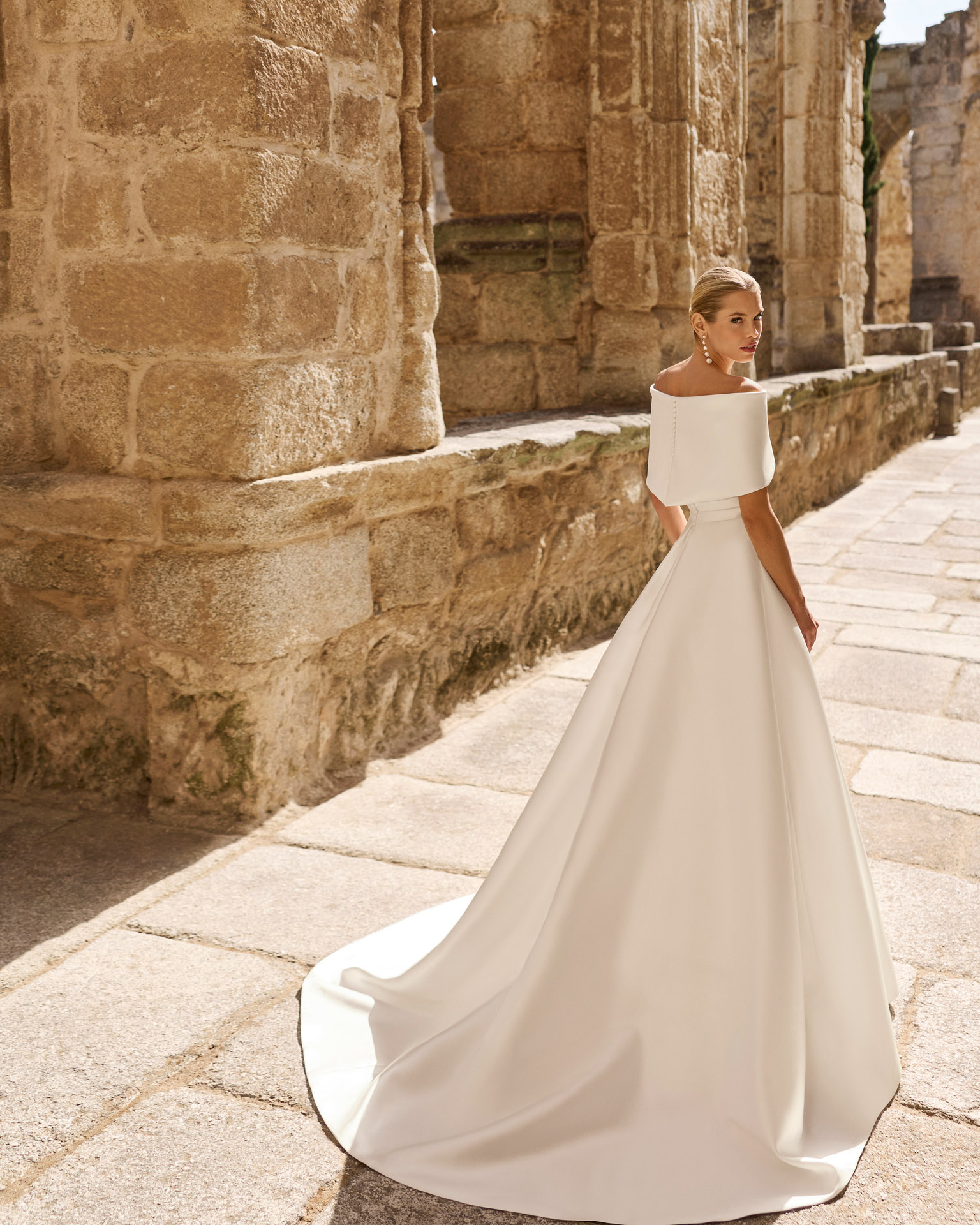 Achterkant van Adriana Alier Poppy trouwjurk met elegante sleep