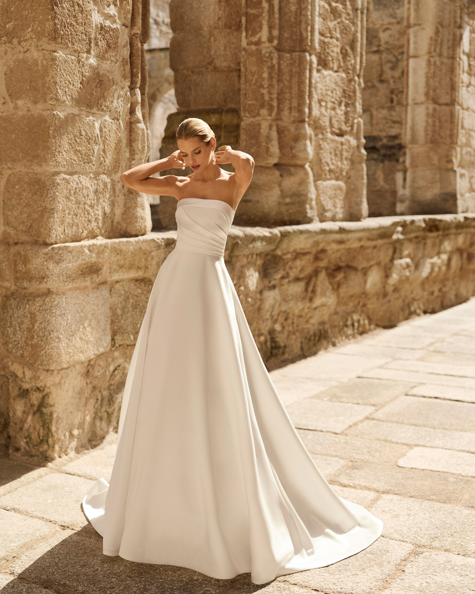 Strapless Adriana Alier Poppy trouwjurk van luxe mikado