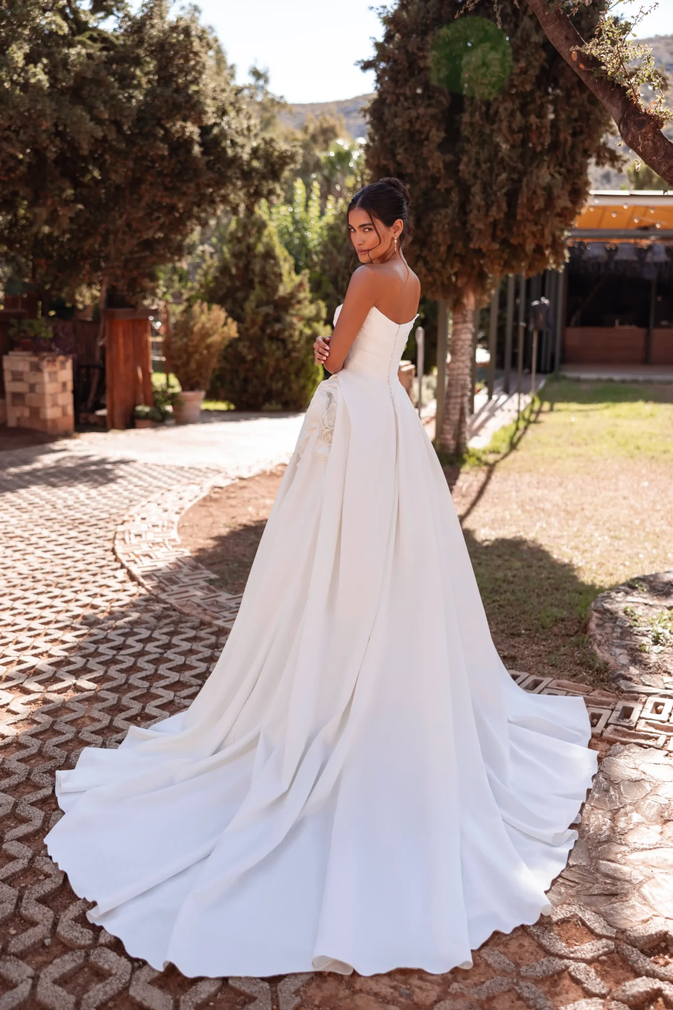Achterkant van trouwjurk Cosmobella 8289
