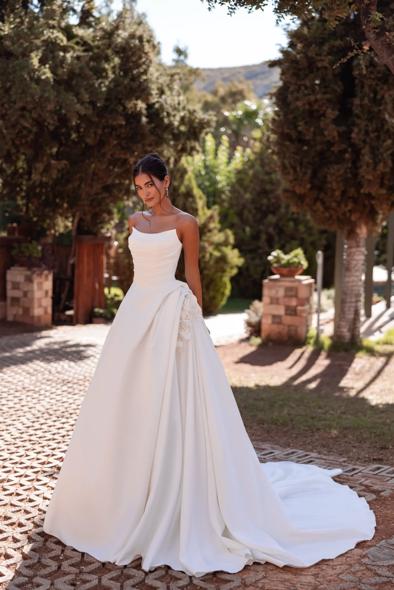 Cosmobella 8289 trouwjurk met elegante A-lijn rok