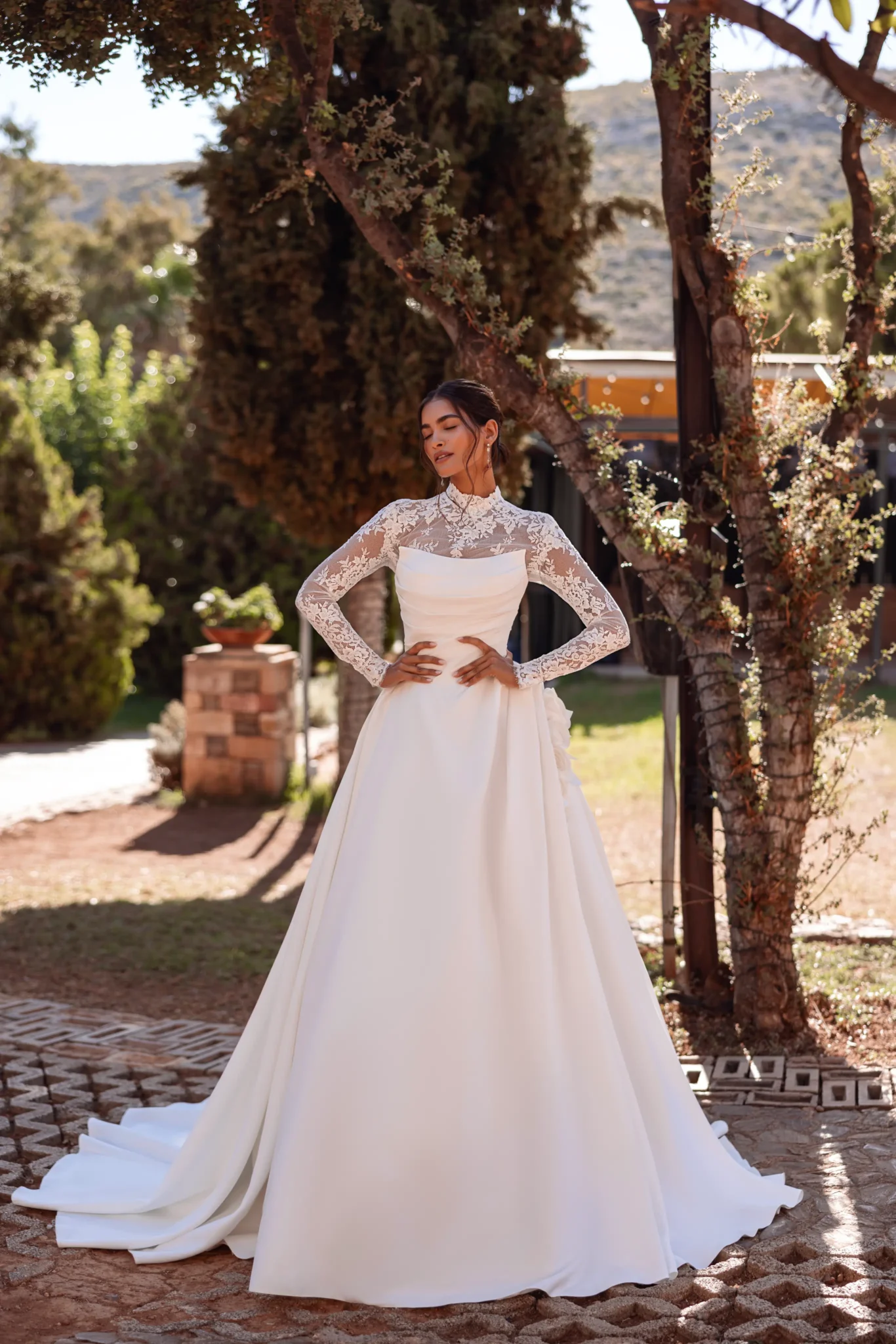 Trouwjurk Cosmobella 8289 met afneembare kanten top en lange mouwen