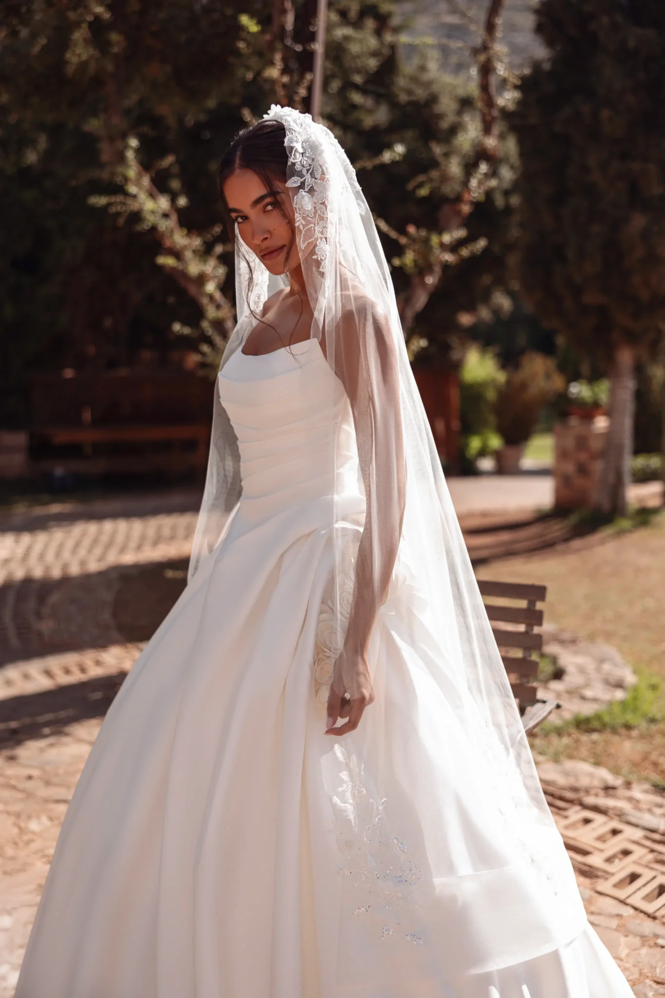 Cosmobella 8289 strapless A-lijn trouwjurk van mikado