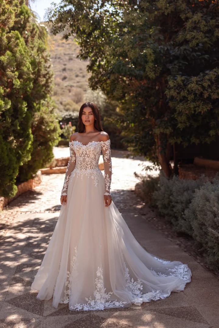 Trouwjurk Cosmobella 8316 met off-shoulder halslijn en lange kanten mouwen