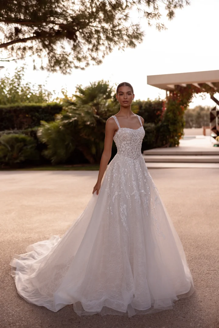Trouwjurk Demetrios 1581 met glittertule en bloemenkant