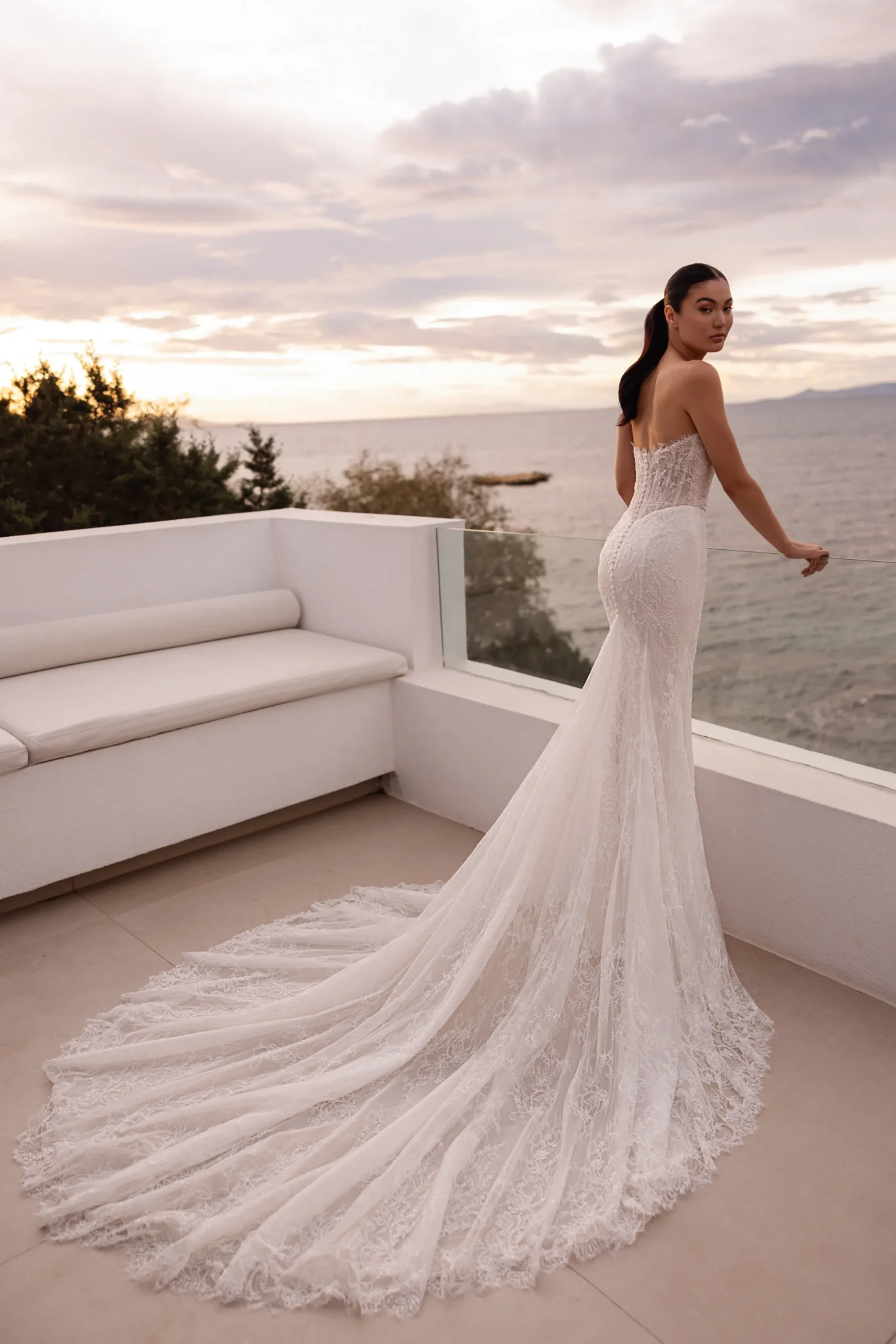 Achterkant van Demetrios Platinum Sorya DP560 met elegante sleep