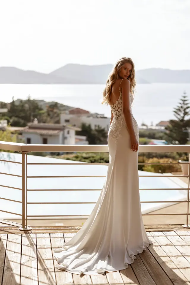 Achterzijde van Destination Romance by Demetrios DR397 trouwjurk met elegante sleep