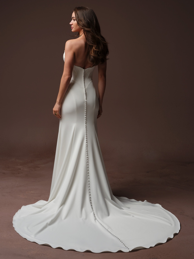 Achterzijde van Maggie Sottero Justina met knoopsluiting en lange sleep