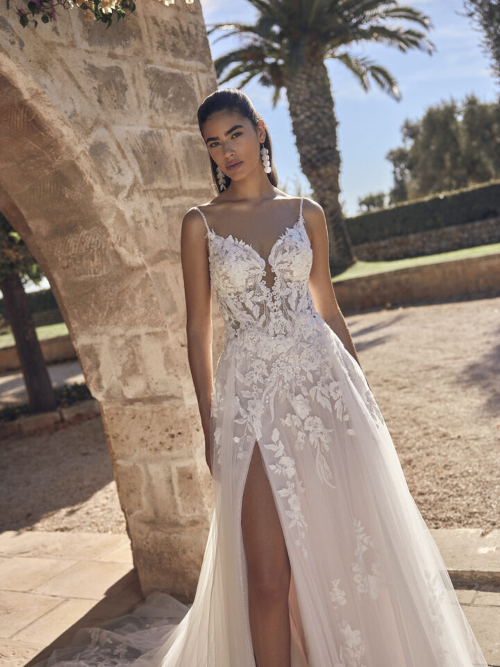 Vooraanzicht van Modeca Mivonne trouwjurk met elegante split