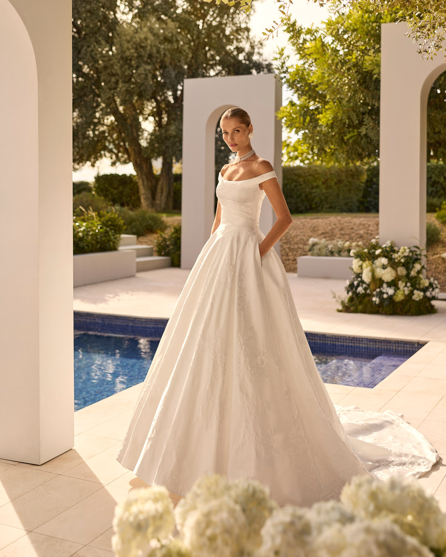 Rosa Clará Nupcia prinsessen trouwjurk met off-shoulder halslijn