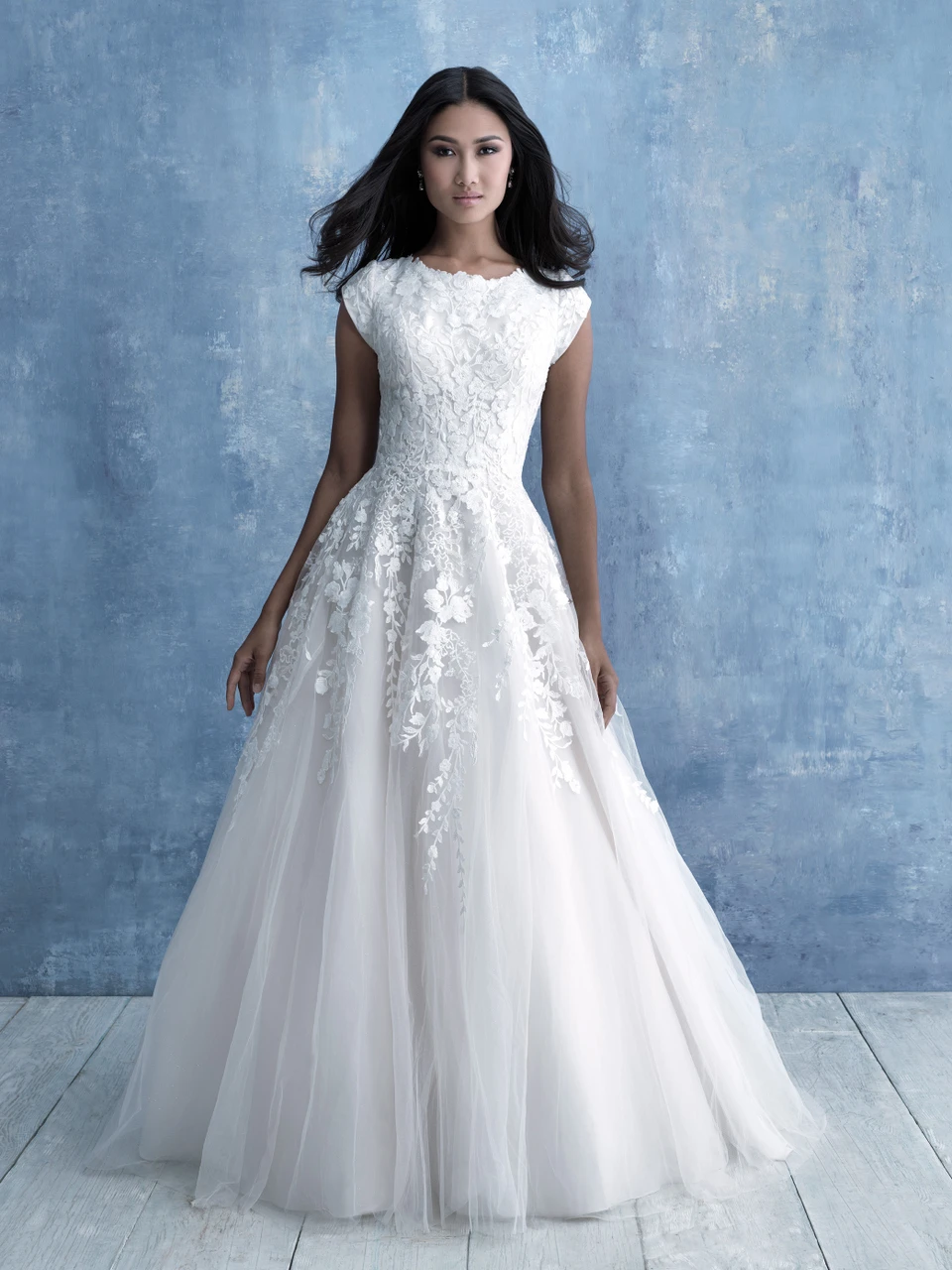 Vooraanzicht Allure Modest M635 kanten trouwjurk