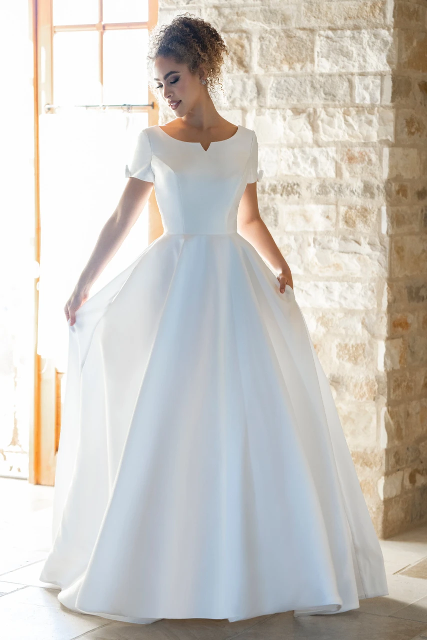 Vooraanzicht Allure Modest M731 trouwjurk met korte mouwen