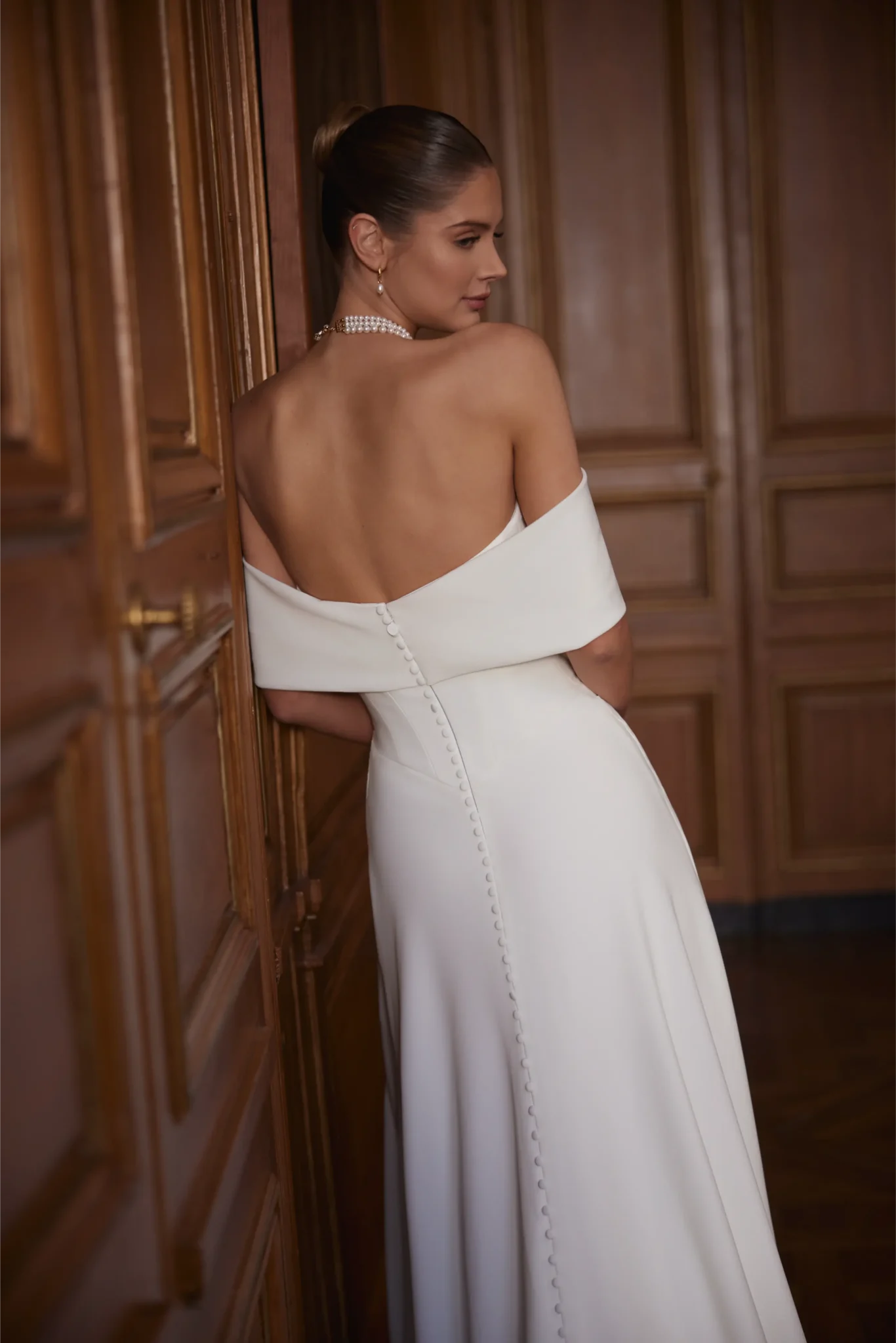 Detail off-shoulder halslijn Dama Couture Calliope