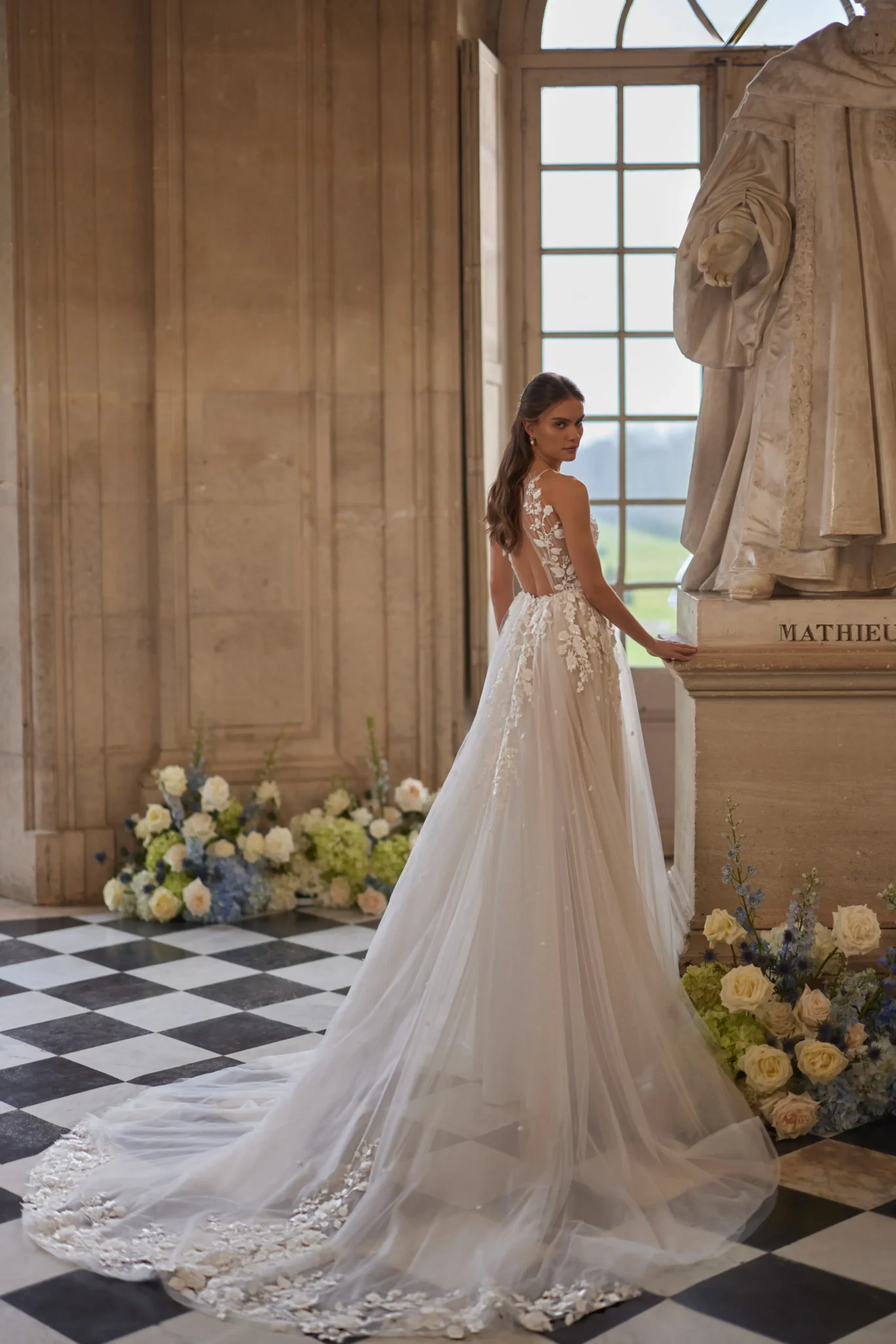 Achterzijde Dama Couture Nilla met tule sleep