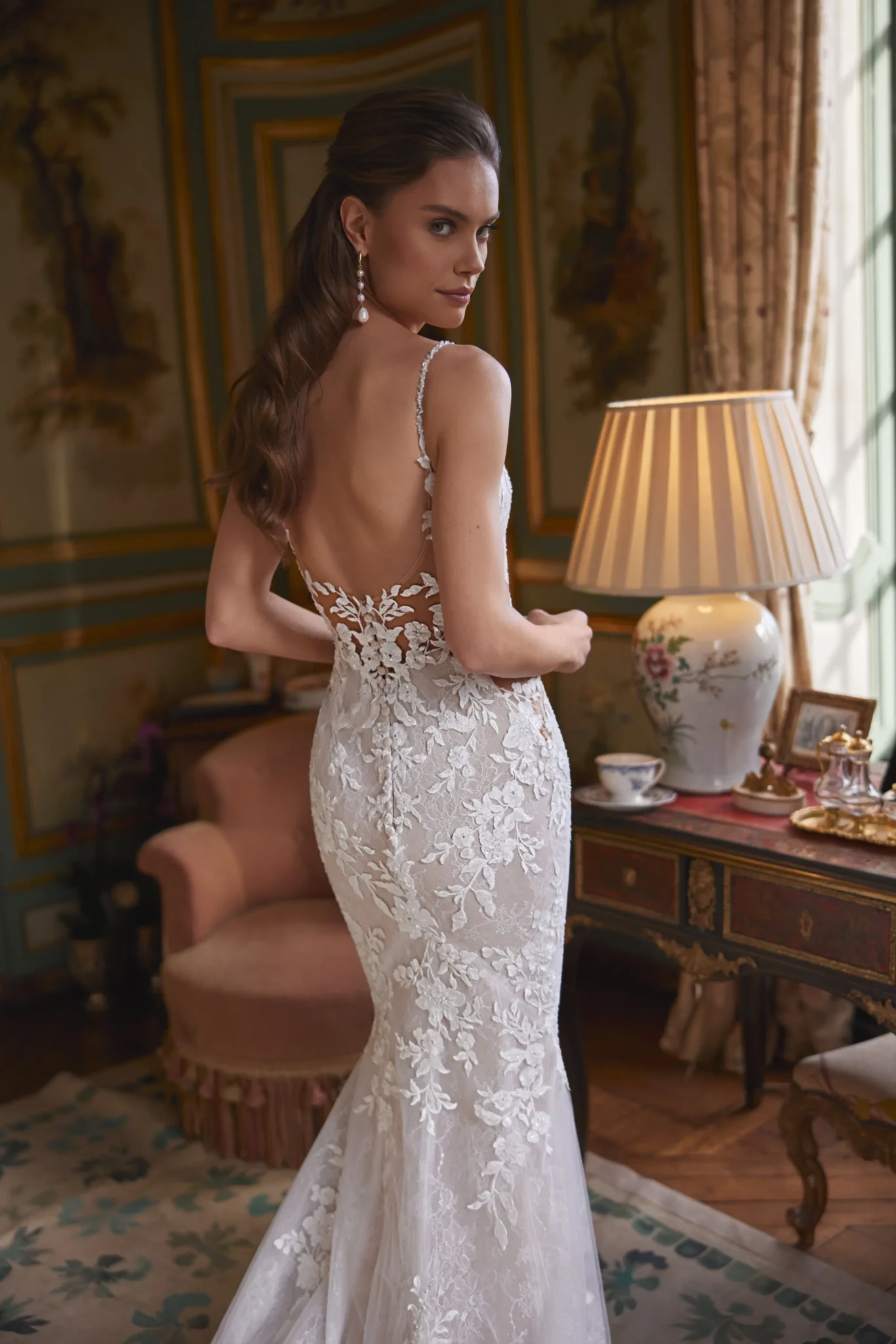 Achterzijde Dama Couture Ondine trouwjurk met open rug