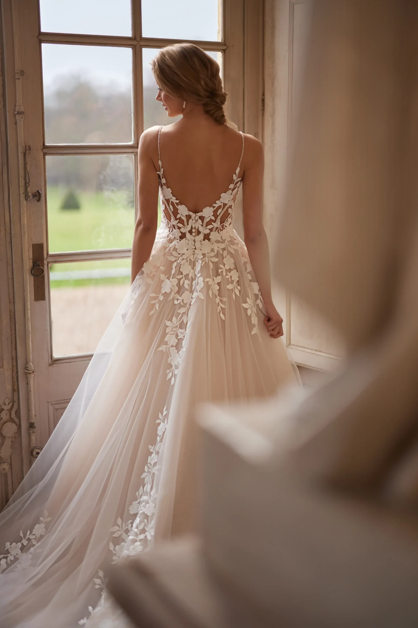 Achterzijde Dama Couture Solene met open rug