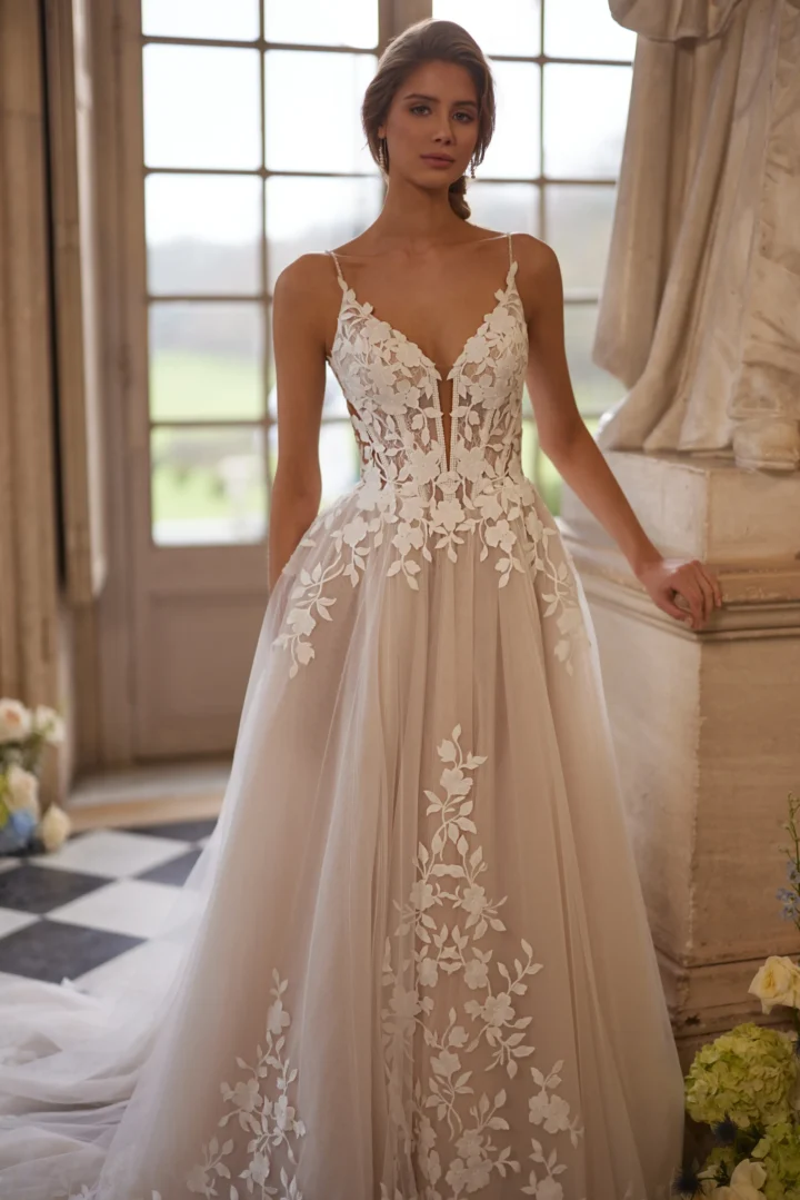 Vooraanzicht Dama Couture Solene trouwjurk met bloemen
