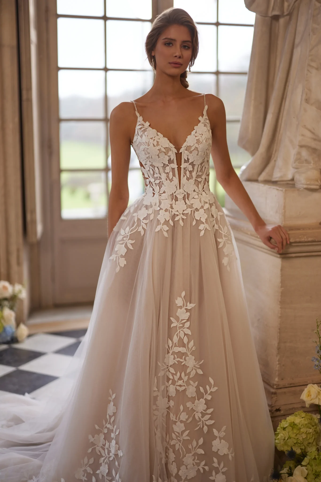 Vooraanzicht Dama Couture Solene trouwjurk met bloemen